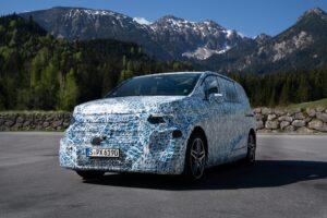 Mercedes-Benz VLE drives to Rome and passes long-distance tests.
