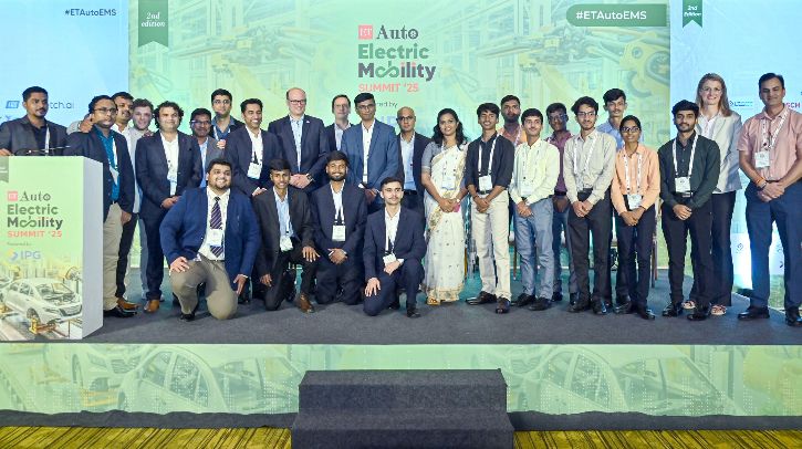 The winning teams of the Virtual EV Challenge 2025 in Bangalore together with the sponsors IPG Automotive, Bosch and Fetch.ai at the award ceremony