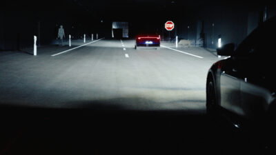 Up to five cars can be tested in parallel – including the simulation of oncoming traffic or vehicles ahead