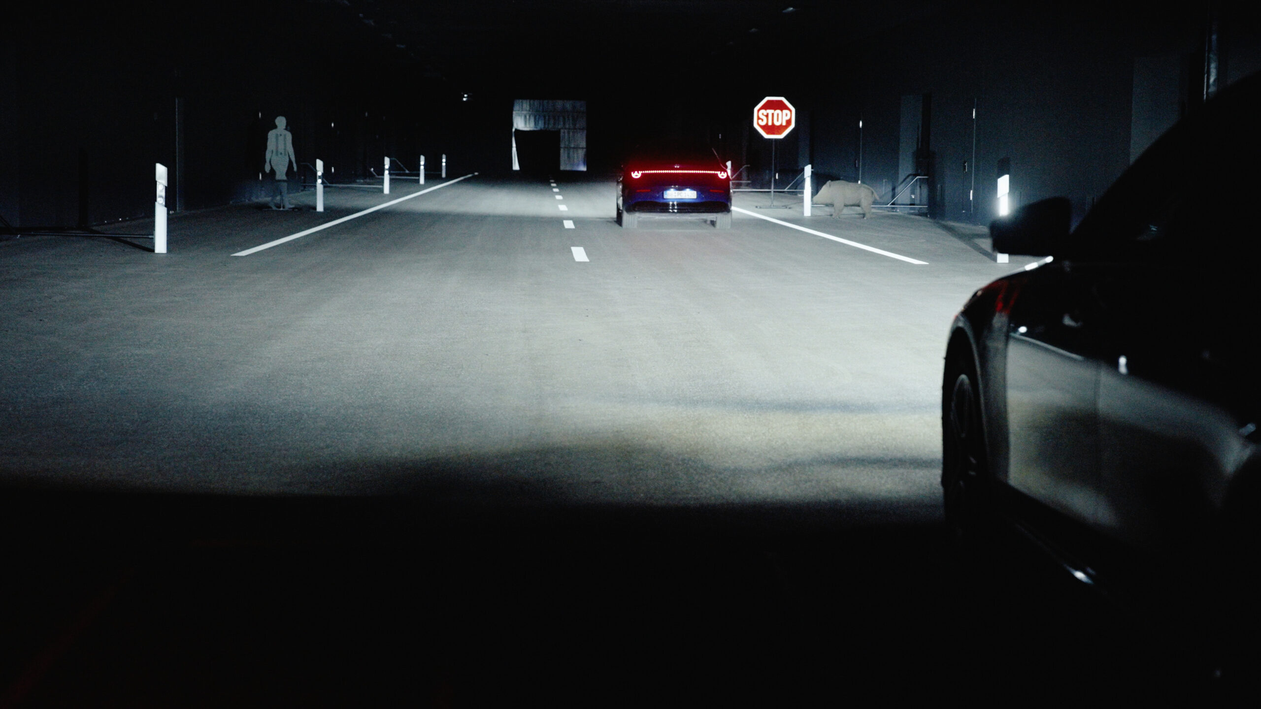 Up to five cars can be tested in parallel – including the simulation of oncoming traffic or vehicles ahead