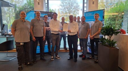 The certificate handover: Stefano Mastrogiovanni, managing director of ALEE (left) and Dr Jan Kurzok, head of the thyssenkrupp test center (right).