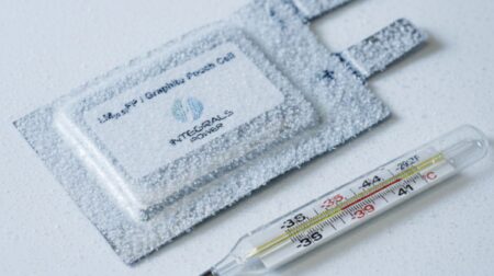 Integrals Power’s LMFP cells alongside a thermometer to demonstrate the cells' low-temperature testing