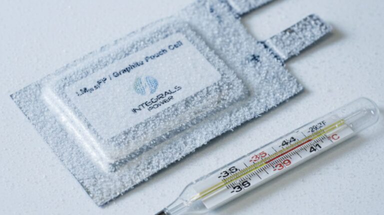 Integrals Power’s LMFP cells alongside a thermometer to demonstrate the cells' low-temperature testing