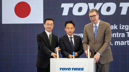 Left to right: Atsushi Saito, chargé d’affaires ad interim of Japan to Serbia; Satoru Moriya, director of Toyo Tire; President Aleksandar Vučić of the Republic of Serbia.
