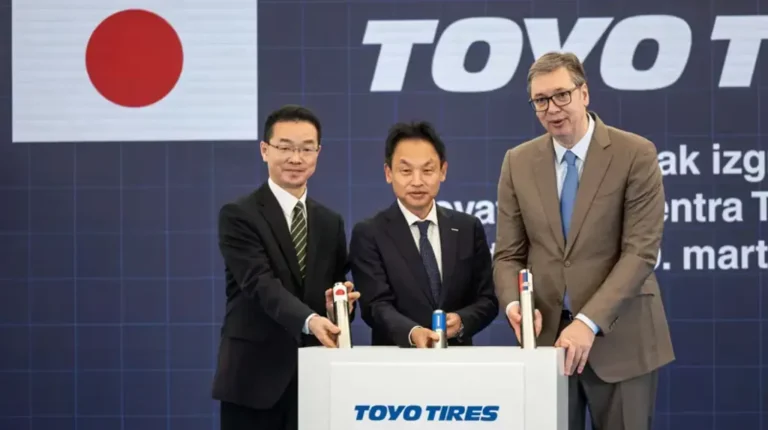 Left to right: Atsushi Saito, chargé d’affaires ad interim of Japan to Serbia; Satoru Moriya, director of Toyo Tire; President Aleksandar Vučić of the Republic of Serbia.