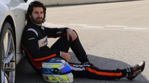 Aleix Alcaraz, subjective test driver at Hankook, leaning against the Porsche 911 Carrera.